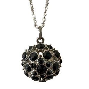 Black and silver tone pendant necklace